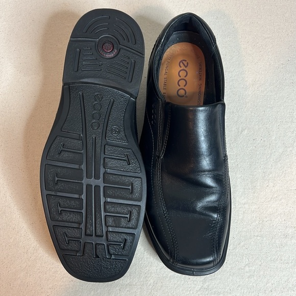 ECCO Men’s Black Leather Slip-On Loafers | Comfort Dress Shoes - Picture 6 of 6